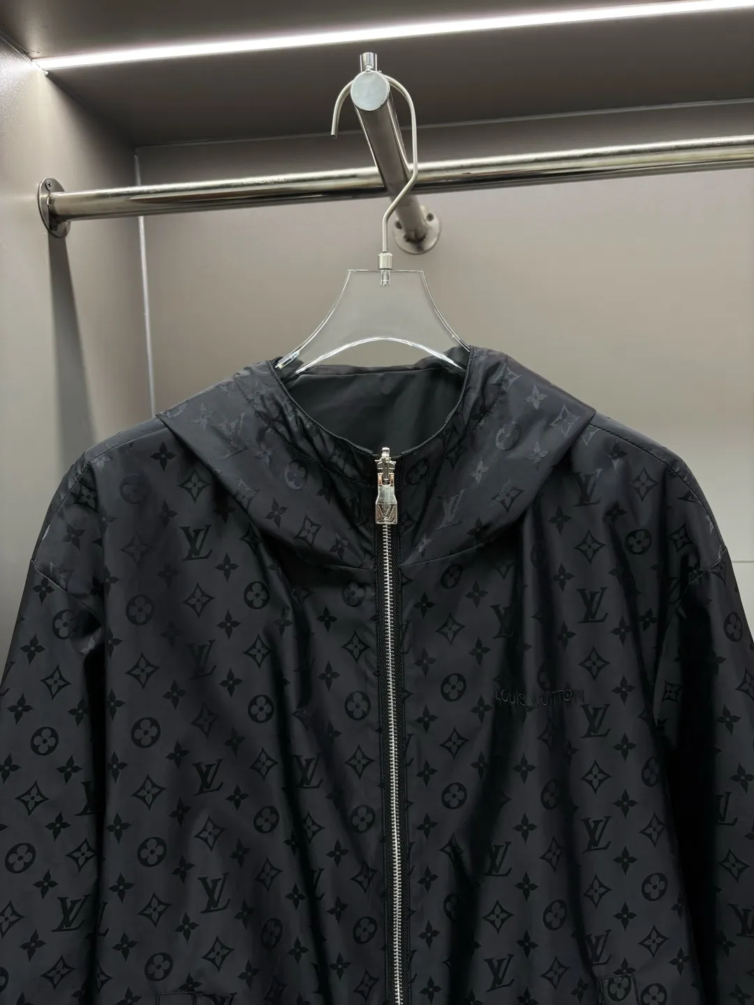 🅿️800 LV Dark Pattern Jacquard Reversible Jacket, full LV Fishnet jacquard, the whole body is designed with a full jacquard pattern. Through special jacquard weaving technology, the pattern presents a three-dimensional and layered effect on the fabric. This design is famous for its integration of classic jacquard patterns and brand logos, which not only shows the brand's classic elements, but also gives the product a unique design sense and recognition.  High-quality blended materials to ensure the clarity of the jacquard pattern and the durability of the fabric. The fabric is also windproof and waterproof to ensure the wearer can stay dry and warm in harsh environments. This fabric has excellent breathability and abrasion resistance, and can withstand wind and rain.  The entire piece is cut and sewn on the pattern! The quilting process is a delicate and complex technique that ensures that the pieces are cut on the same horizontal line and that the left and right, front and rear panels of the entire piece are arranged on the same horizontal line. The entire finished product is cut and sewn in position, and the pocket pieces are also precisely aligned, and the sewing process achieves a jacquard connection effect.  Sizes: M, L, XL, XXL, XXXL